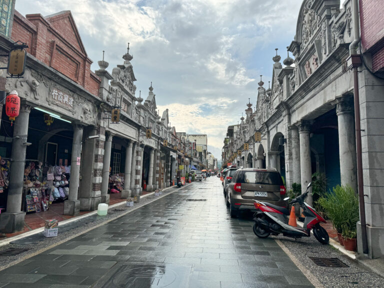 下雨天的大溪老街較少店鋪營業