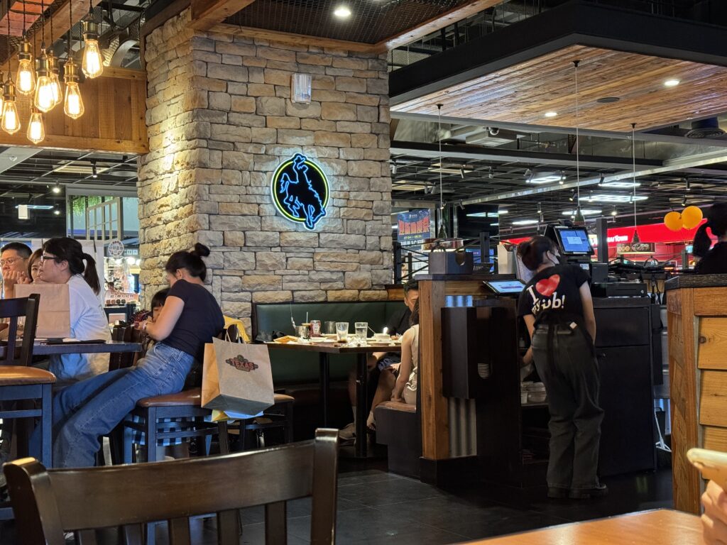 Texas Roadhouse 德州鮮切牛排店內用餐區域