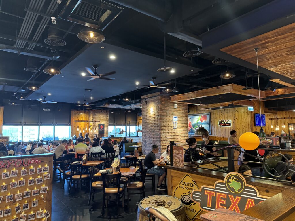 Texas Roadhouse 德州鮮切牛排店內用餐區域