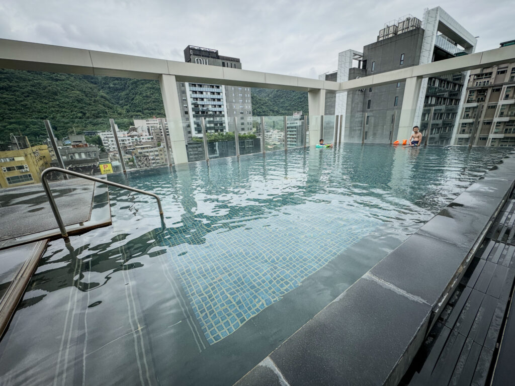 晶泉丰旅頂樓無邊際游泳池，佔地面積大，許多遊客喜歡在這戲水