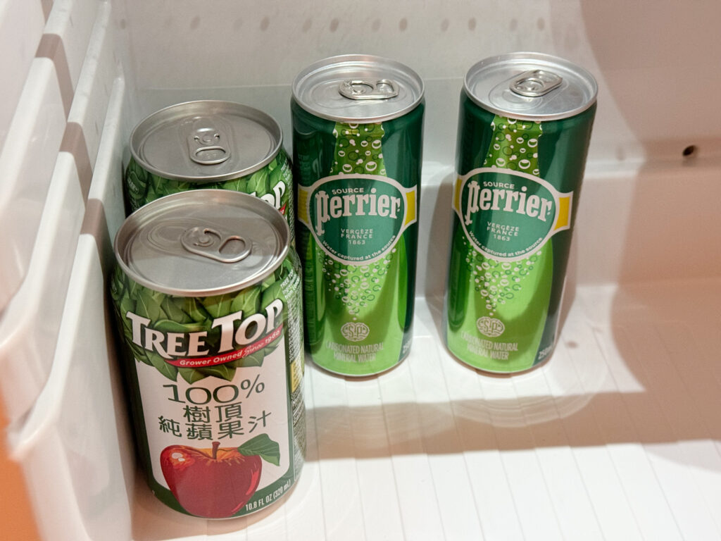 飲料以迷你瓶裝為主，方便取用與品嚐